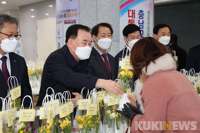 화훼농가 돕기 꽃 나눔행사 모습(왼쪽 두 번째 김지철 충남도교육감).