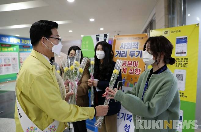 충남도는 지난 29일 도청에서 ‘꽃 팔아주기 및 사랑의 꽃 나눔 행사’를 개최했다.