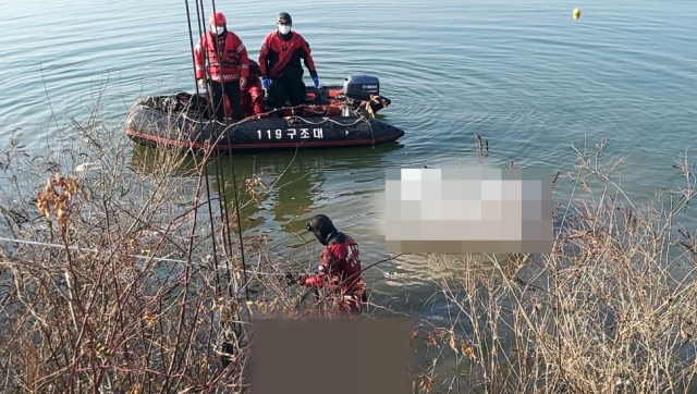 지난 30일 춘천 의암호에서 119구조대원들이 승용차 침수사고 실종자를 수색하고 있다. 연합뉴스