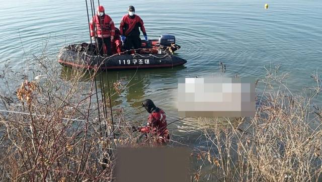 지난 30일 춘천 의암호에서 119구조대원들이 승용차 침수사고 실종자를 수색하고 있다. 연합뉴스