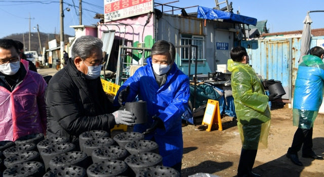 사단법인 대한민국국가조찬기도회 주관으로 29일 경기도 광명 소하동에서 연탄 나눔 봉사활동이 진행된 가운데 봉사자들이 연탄을 나르고 있다. 신석현 인턴기자