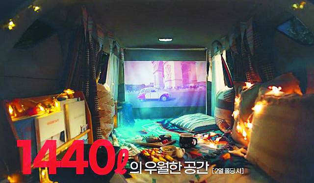 차의 주행 모습 대신 동급 최대 적재공간의 활용 예시를 담아낸 쌍용자동차 티볼리 에어 광고의 한 장면. TV CF 캡처