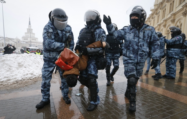 러시아 경찰관들이 31일(현지시간) 수도 모스크바에서 야권 지도자 알렉세이 나발니 석방 시위에 참여한 시위대를 체포하고 있다. AP연합뉴스