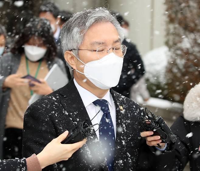 조국 전 법무부 장관 아들의 인턴 경력확인서를 허위로 써준 혐의를 받는 열린민주당 최강욱 대표가 28일 오전 서울 서초구 서울중앙지법에서 열린 1심 선고공판에 출석한 뒤 법정을 나서고 있다. [연합]