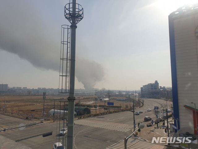 [수원=뉴시스] 박종대 기자 = 수원 공장 건물 불. 2021.1.31. pjd@newsis.com (사진=독자 제공)