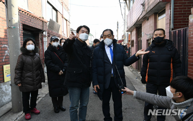 [서울=뉴시스]전진환 기자 =서울시장 보궐선거 후보인 안철수 국민의당 대표가 31일 서울 성북구 재개발 시급지역을 방문해 현장을 둘러보고 있다. (공동취재사진). 2021.01.31. photo@newsis.com