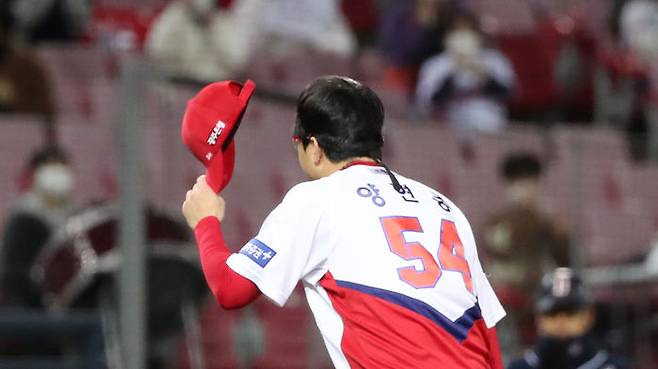 지난해 10월 29일, 챔피언스필드에서의 마지막 선발 등판. 마운드를 내려가며 그는 그렇게 이별을 고했다. (사진=연합뉴스)