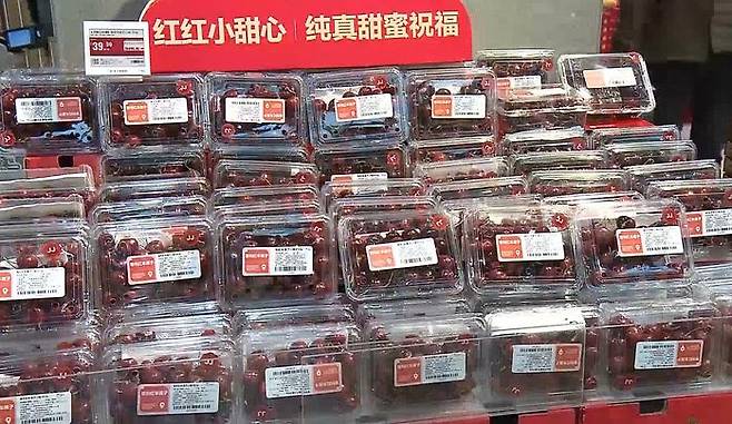 중국 상품 매장에 진열돼 있는 체리