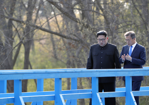 문재인 대통령과 김정은 북한 국무위원장이 지난 2018년 4월 27일 판문점 도보다리를 함께 걸으며 대화를 나누고 있다. 세계일보 자료사진