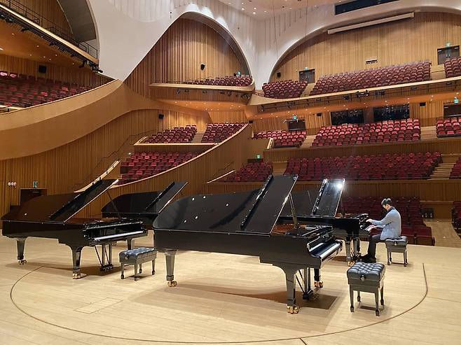 지난 25일 리사이틀을 하루 앞둔 피아니스트 선우예권이 서울 롯데콘서트홀 무대에 피아노를 꺼내 연주용 피아노를 고르는 모습.마스트미디어 제공