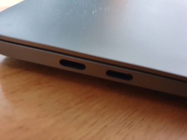 애플의 ‘M1 맥북프로 13인치’ 본체 왼쪽에 있는 USB-C 포트.한재희 기자 jh@seoul.co.kr