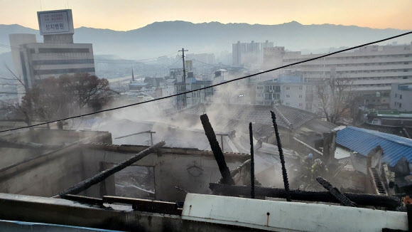 31일 소방대원들이 강원 원주시 명륜동 주택 밀집 지역의 화재를 진화하고 잔불을 끄고 있다. 이날 화재로 3명이 숨지고 2명이 다쳤다.원주 연합뉴스