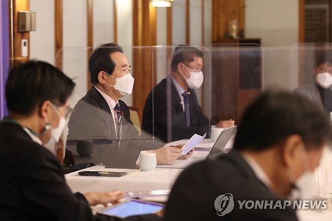 정세균 총리, 목요대화 참석 (서울=연합뉴스) 류영석 기자 = 정세균 국무총리가 28일 서울 삼청동 총리공관에서 '코로나19 영업 손실보상, 제도화 방안'이라는 주제로 열린 제34차 목요대화에서 발언하고 있다. 2021.1.28 ondol@yna.co.kr