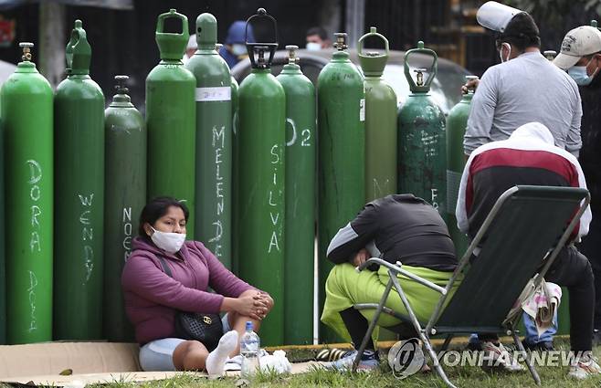 코로나19 환자용 산소 재충전 기다리는 페루인들 [AP=연합뉴스]