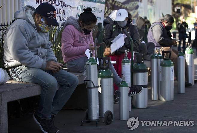 산소탱크 충전 기다리는 멕시코인들 [AP=연합뉴스 자료사진]