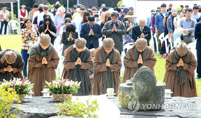 제주 설문대할망제 봉행 (제주=연합뉴스) 제주시 조천읍 제주돌문화공원에서 열린 '설문대할망제'에서 여성 제관들이 제주 창조신화에 등장하는 여신인 '설문대할망'을 기리고 있다. [연합뉴스 자료사진]