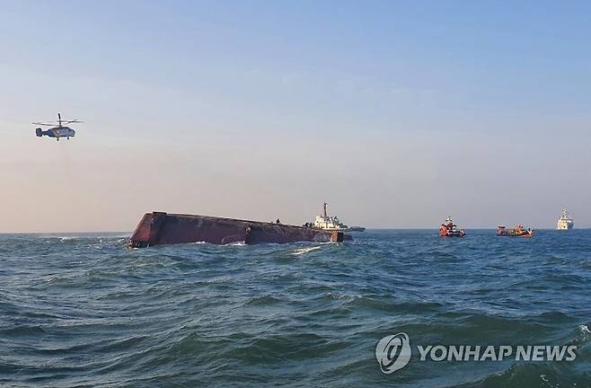 실종 선원 수색하는 해경 (군산=연합뉴스) 31일 오전 전북 군산시 십이동파도 인근 해상에서 해경이 실종 선원을 수색하고 있다. [군산해경 제공. 재판매 및 DB금지] jaya@yna.co.kr