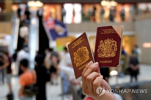 영국 해외시민 여권 보여주는 홍콩 민주화 시위대 [홍콩 로이터=연합뉴스 자료사진]