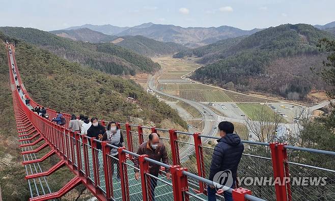 채계산 출렁다리 찾은 관광객 (순창=연합뉴스) 정경재 기자 = 31일 오후 전북 순창군 채계산 출렁다리를 찾은 관광객들이 주변 경치를 감상하고 있다. 채계산 출렁다리는 길이 270m로 지난해 3월 개통했다. 2021.1.31 jaya@yna.co.kr