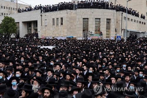 31일 예루살렘에서 열린 유명랍비의 장례식. 참가자 대부분이 마스크를 쓰지 않았다 [AFP=연합뉴스]