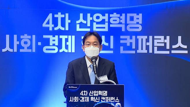 ▲윤성로 4차산업혁명위원회 위원장이 1월 27일 대한상공회의소에서 열린 「4차산업혁명 사회·경제 혁신 컨퍼런스」에서 인사말씀을 하고 있다. 4차위 제공