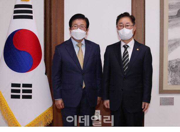 박병석(왼쪽) 국회의장이 1일 오후 서울 여의도 국회의장실을 예방한 박범계 법무부 장관과 기념촬영을 하고 있다. (사진=노진환 기자)