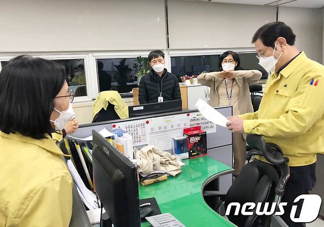 광주에서 TCS국제학교와 안디옥교회 등 개신교 발 신종 코로나바이러스감염증(코로나19) 확산이 이어지고 있는 가운데 확진자가 한자릿수가 될 때까지 '24시간 비상근무' 방침을 밝힌 이용섭 광주시장이 지난달 29일 밤 시청 감염병관리과 등 현업 부서를 찾아 "조금만 더 초인적 힘을 발휘해 보자＂며 직원들을 격려하고 있다. 이 시장 페이스북 캡처.2021.1.31/뉴스1 © News1 박준배 기자