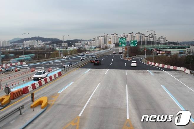 이재명 경기도지사는 1일 “한강에 하나뿐인 유료교량인 일산대교(사진), 과도한 통행요금을 교정해야 한다”고 밝혔다. © 뉴스1