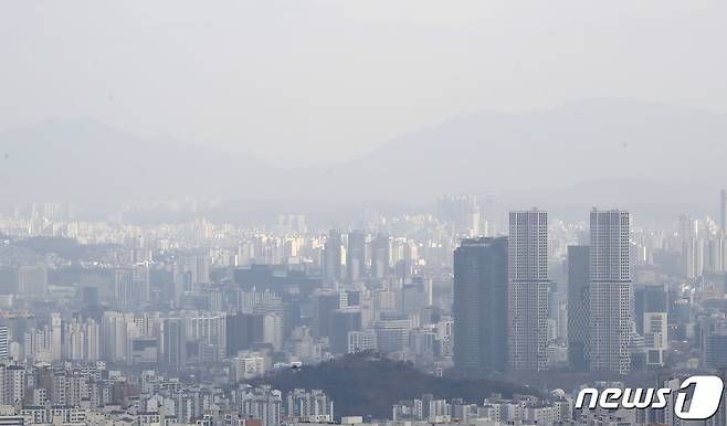 추위가 한풀 꺾인 뒤 초미세먼지 농도가 높아진 지난달 31일 서울 남산에서 바라본 도심이 뿌옇다. 2021.1.31 © News1 권현진 기자