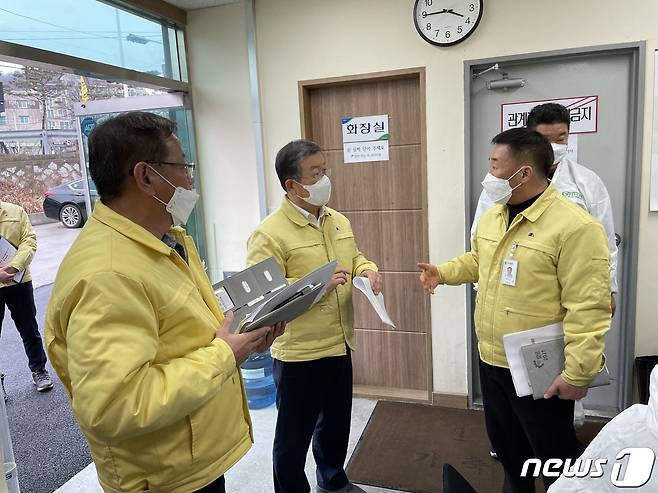 박일호 경남 밀양시장이 1일 상남면 예림리에 위치한 축산종합방역소를 찾아 AI 방역상황을 점검하고 있다. (밀양시제공)© 뉴스1