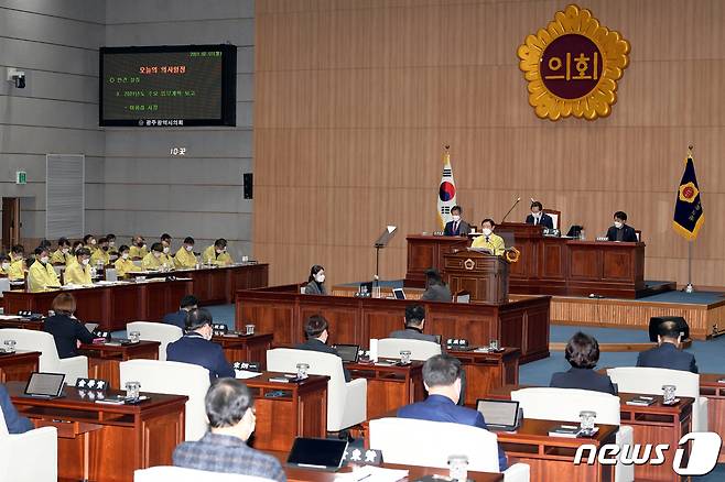 이용섭 광주시장이 1일 오전 시의회 본회의장에서 열린 제295회 임시회 제1차 본회의에 참석해 2021년도 주요업무계획을 보고하고 있다.(광주시 제공)2021.2.1 /뉴스1 © News1