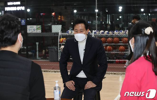 4·7 서울시장 보궐선거 출마를 선언한 오세훈 전 서울시장이 1일 오후 서울 강남구 대치동 GATE체육입시학원을 방문해 학원 관계자와 대화하고 있다. 2021.2.1/뉴스1 © News1 국회사진취재단