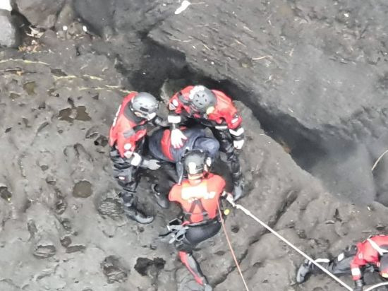 지난달 31일 성산일출봉 해안에서 좌초된 어선의 선원들을 제주해경이 헬기를 통해 육상으로 구조하고 있다. 사진-서귀포해경