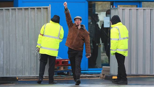 격리기간을 마치고 병원 밖을 나서는 로우