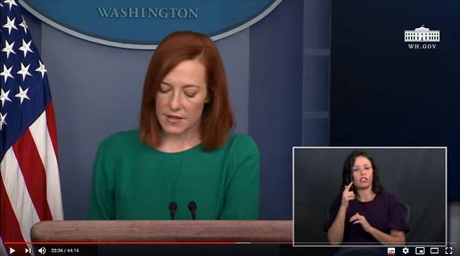 1월 25일 백악관 브리핑에서 젠 사키 대변인이 준비해온 원고를 보면서 바이든 행정부의 대중정책에 대해 설명하고 있다. /유튜브 캡처
