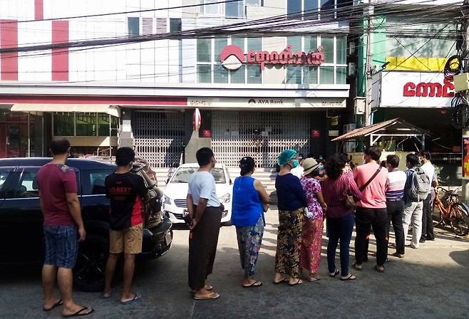 1일(현지 시각) 미얀마 도시 양곤의 한 은행 앞에 길게 줄을 선 사람들. /로이터 연합뉴스