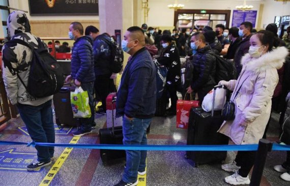 춘제(중국의 설)을 앞두고 중국 베이징 시민이 열차표를 구입하기 위해 차례를 기다리고 있다. 신화망 캡쳐.