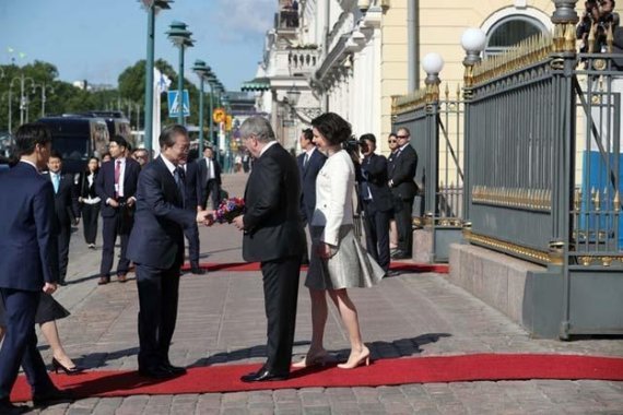 지난 2019년 6월 10일 핀란드를 국빈 방문한 문재인 대통령이 헬싱키 대통령궁 앞 정원에서 열린 공식환영식에 참석하기에 앞서 사울리 니니스퇴 핀란드 대통령 내외의 영접을 받고 있다. (사진/뉴시스)