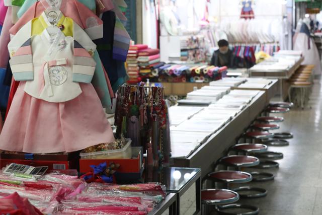 설 명절을 2주 가량 앞둔 지난달 31일 서울 종로구 동대문종합시장 한복상가가 명절 대목이라는 말이 무색하게 한산한 모습을 보이고 있다. 뉴스1