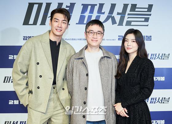 Director Kim Hyung-joo, Actor Kim Young-kwang and Lee Sun-bin attend the production report of the film Mission Pasible, which was broadcast live on Online on the morning of the 1st, and have photo time.Mission Passable is scheduled to open in February as a dizzying comic action play in which the president of the post-money business, Excellent, and the secret agent Yuda Hee, who is full of passion, are strategically cooperating to solve the arms trafficking case.