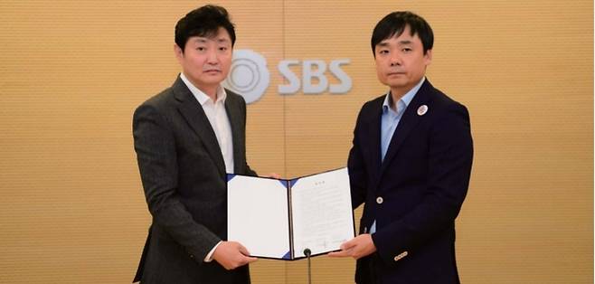 지난 2017년 박정훈 SBS 사장(왼쪽)과 윤창현 전국언론노조 SBS본부장이 SBS 사장 등 최고책임자에 대한 직원들의 임명동의제 시행을 약속한 '10·13 합의'를 체결한 뒤 기념촬영을 하고 있다. 사장 임명동의제는 방송사상 처음으로 도입됐다. (사진=언론노조 SBS본부)