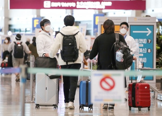 인천국제공항 제1터미널 입국장에서 해외입국자들이 방역관계자로부터 안내를 받고 있다. /사진=연합뉴스