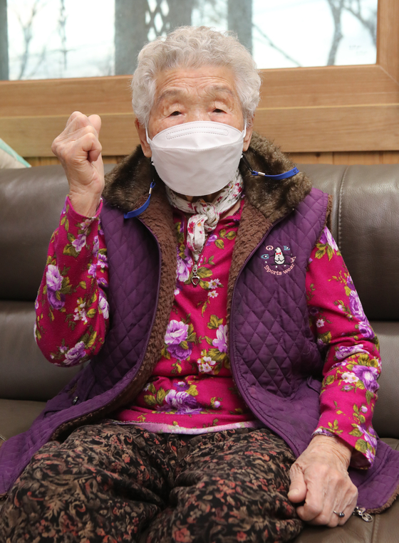 Hwang Yeong-ju, 97 years old, in an interview with the JoongAng Ilbo on Dec. 23. Hwang is the oldest person in Korea to completely recover from Covid-19. [SONG BONG-GEUN]