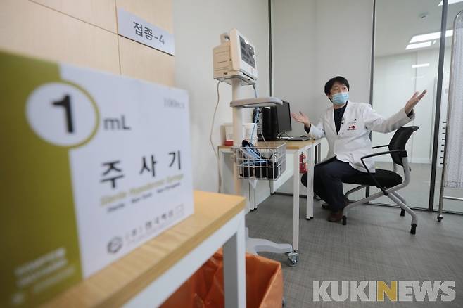 1일 국립중앙의료원 관계자들이 백신 초기 접종이 진행되는 서울 중구 국립중앙의료원 중앙예방접종센터 공개했다. 박효상 기자