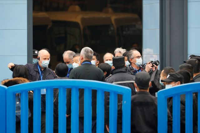 코로나19 기원을 조사하기 위해 중국 후베이성 우한을 찾은 세계보건기구(WHO) 조사단이 31일 화난 수산물시장을 둘러보고 있다. 로이터연합뉴스