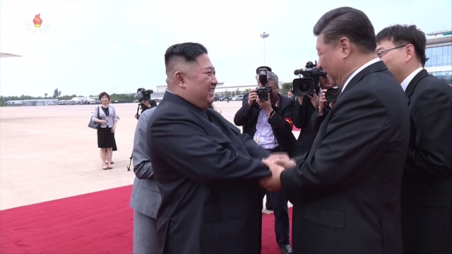 2019년 6월 김정은 북한 국무위원장이 평양국제비행장에서 북한을 국빈방문하고 돌아가는 시진핑 중국 국가주석을 환송하는 모습. 조선중앙TV캡처. 뉴시스