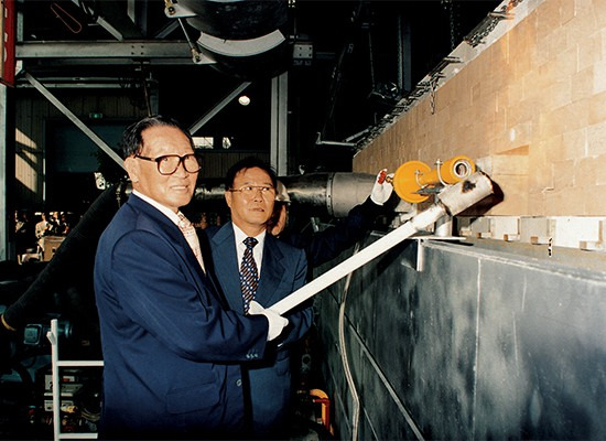 Late KCC Honorary Chairman Chung Sang-young (right) and late Hyundai Group Chung Sang-yung are pictured at the event celebrating KCC Yeoju plant’s operational start in 1988. [Photo by Yonhap]