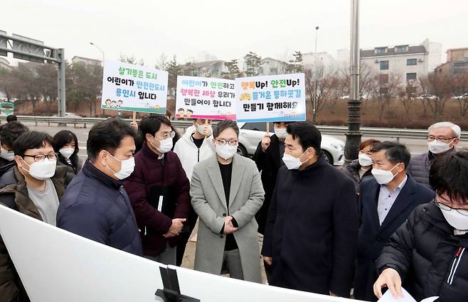 백군기 용인시장은 1일 기흥구 마북동 교동초를 비롯한 6개 초교 일원을 방문해 어린이들이 안전하게 통학할 수 있는 보행환경 조성의 중요성을 강조했다. 사진은 어정초 방문 장면. / 사진제공=용인시