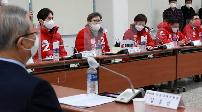 김종인 국민의힘 비상대책위원장이 1일 오전 부산 수영구 국민의힘 부산시당에서 열린 현장 비상대책위원회에서 부산시장 예비후보 발언을 경청하고 있다. [연합]