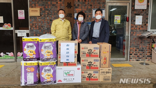 [완주=뉴시스] 강명수 기자 =김재천 전북 완주군의회 의장이 1일 지역의 한 보육원을 찾아 위문품을 전달하며 기념촬영을 하고 있다. (사진 =완주군의회 제공) 2021.02.01. photo@newsis.com